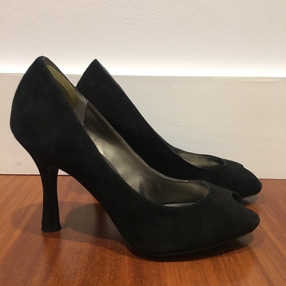 Me Too Suede Janella Peep Toe Heel - Picture 2 of 7